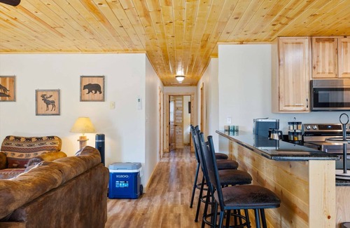Gardiner Casa | 5 br house with gorgeous mountain and river view by Yellowstone