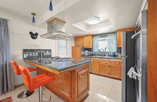Norwalk Casa | 5 BR Jacuzzi |12 mins to Disney | Knotts | Beach