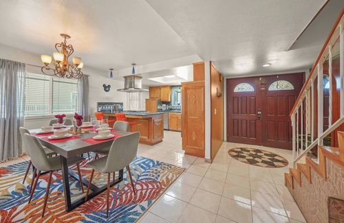 Norwalk Casa | 5 BR Jacuzzi | 12 mins to Disney | Knotts | Beach