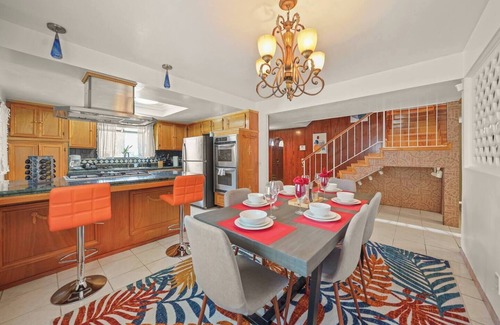 Norwalk Casa | 5 BR Jacuzzi | 12 mins to Disney | Knotts | Beach