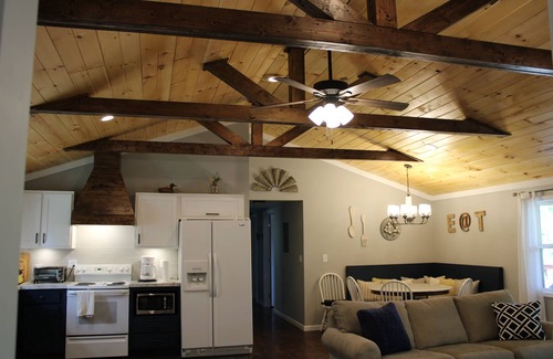 Jacksboro Casa | 5 BR lake house with dock