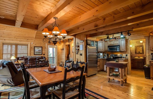 Rutherfordton Cabina | 5 BR Inicio de sesión en 18 acres | 5 min TIEC | Bañera de hidromasaje