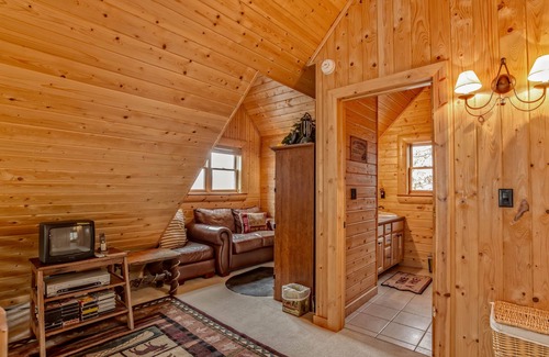 Rutherfordton Cabina | 5 BR Inicio de sesión en 18 acres | 5 min TIEC | Bañera de hidromasaje