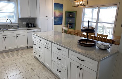 Long Beach Casa | 5 BR Oceanfront, Oak Island, Carolina del Norte Volver A La Playa