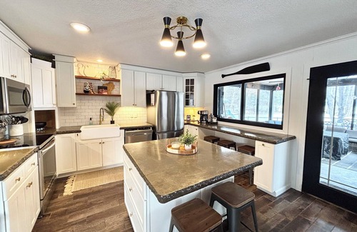 Spooner Casa | 5 BR Spacious Lake House with Hot Tub