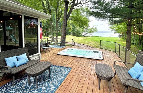 Spooner Casa | 5 BR Spacious Lake House with Hot Tub