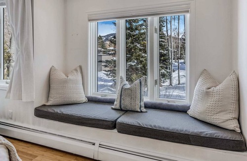 Aspen Casa | 5 BR Updated Aspen Home - AC!