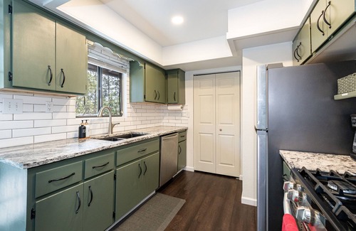 Kachina Village Casa | 5 BR Wooded Oasis, Hot Tub, Chic Design, Fenced for Pets, Grill, Sleeps 14,
