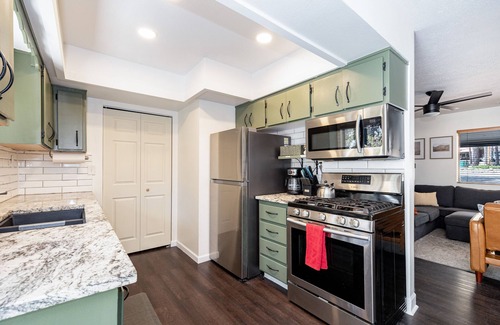 Kachina Village Casa | 5 BR Wooded Oasis, Hot Tub, Chic Design, Fenced for Pets, Grill, Sleeps 14,
