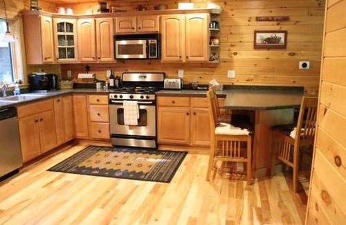 Bridgton Casa | 5 BRD Log Cabin close to lake, skiing and snowmobile trails