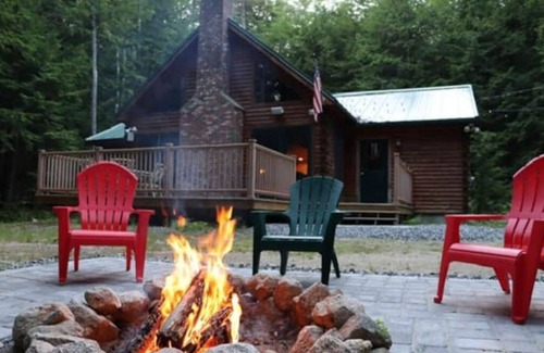 Bridgton Casa | 5 BRD Log Cabin close to lake, skiing and snowmobile trails