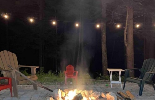 Bridgton Casa | 5 BRD Log Cabin close to lake, skiing and snowmobile trails