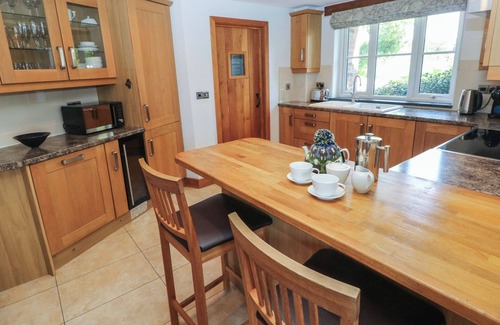 Haverfordwest Casa | 5 CART-TWS BACH, pet friendly, with open fire in St Davids