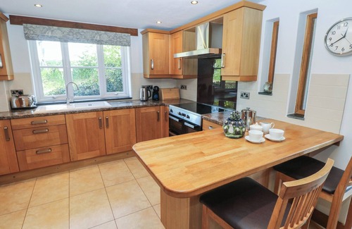 Haverfordwest Casa | 5 CART-TWS BACH, pet friendly, with open fire in St Davids