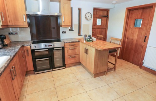 Haverfordwest Casa | 5 CART-TWS BACH, pet friendly, with open fire in St Davids