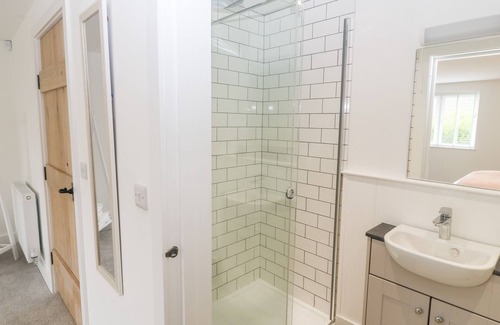 Caergeiliog Cabaña | 5 CLEIFIOG FAWR, family friendly, luxury holiday cottage in Valley