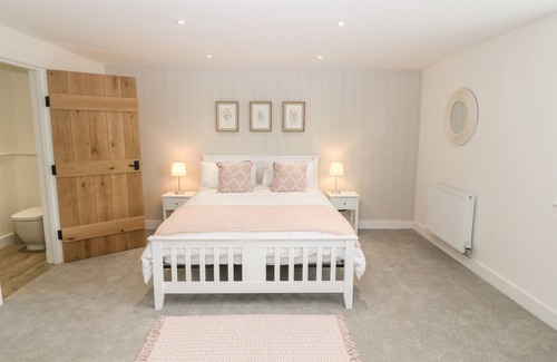 Caergeiliog Cabaña | 5 CLEIFIOG FAWR, family friendly, luxury holiday cottage in Valley
