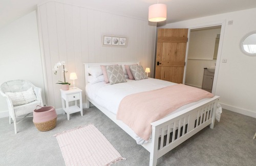Caergeiliog Cabaña | 5 CLEIFIOG FAWR, family friendly, luxury holiday cottage in Valley