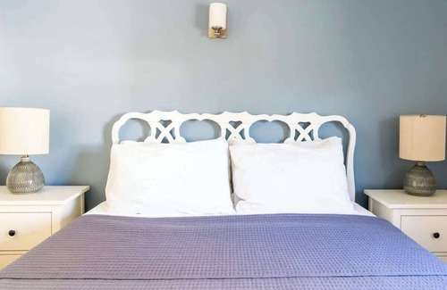Newport Hotel | #5 | Comfy Room w/ Queen-bed