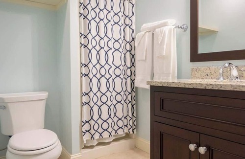 Newport Hotel | #5 | Comfy Room w/ Queen-bed