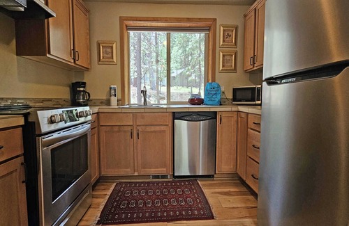 Sunriver Cabina | 5 East Butte-Sunriver, Oregon: BBQ, WiFi, SHARC Aquatics, Tubing Hill, Mt. Bachelor, Golf, Deschutes River, Tennis, Bike Paths