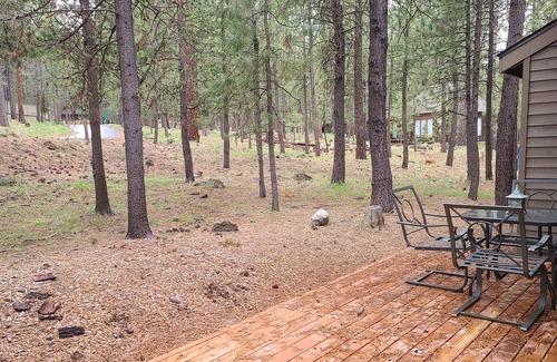 Sunriver Cabina | 5 East Butte-Sunriver, Oregon: BBQ, WiFi, SHARC Aquatics, Tubing Hill, Mt. Bachelor, Golf, Deschutes River, Tennis, Bike Paths