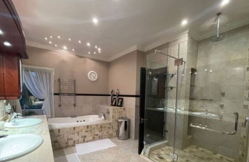 La Lucia Casa | 5 en-suite rooms, JoJo Tank Inverter, Fast free WiFi. Jacuzzi, Pool, Work Space.