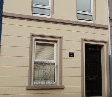 Londonderry Casa | 5 Guests - Helens House Derry City Centre - 3 Bed