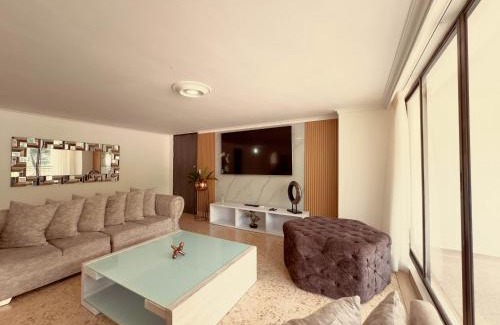 Patio Bonito Apartamento | 5 Hab, espacioso, piscina, al lado del Tesoro!