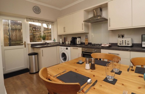Pateley Bridge Cabaña | 5 HAMILTON TERRACE, pet friendly, with open fire in Pateley Bridge