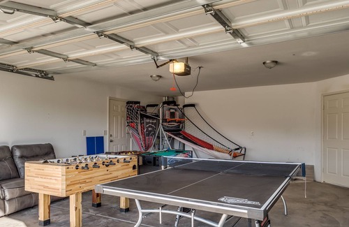La Verkin Casa | 5 King beds, 3 bunk beds, sleeps 19+, foosball, ping pong, Fast 100 mbps WiFi
