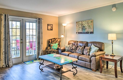 Gulf Shores Apartamento | 5 Mi to Beach Gulf Shores Condo with Perks!