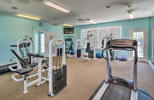 Gulf Shores Apartamento | 5 Mi to Beach Gulf Shores Condo with Perks!