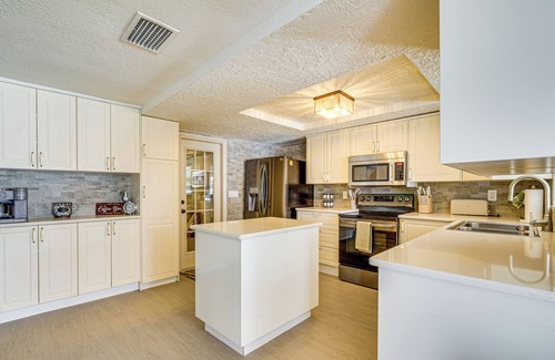 Holiday Casa | 5 Mi to Beach: Home w/ Pool in Holiday!