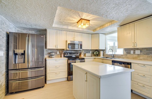 Holiday Casa | 5 Mi to Beach: Home w/ Pool in Holiday!