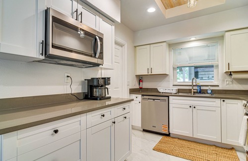 Bay Crest Park Casa | 5 Mi to Beach: Tampa Retreat w/ Furnished Lanai!