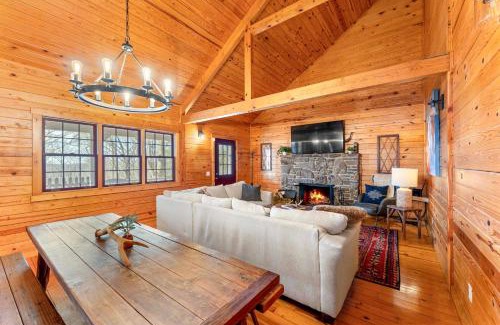 Eureka Springs Casa | 5 Mi to Beaver Lake Family Cabin with Game Room