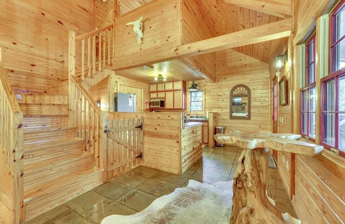 Eureka Springs Cabina | 5 Mi to Beaver Lake: Family Cabin w/ Game Room