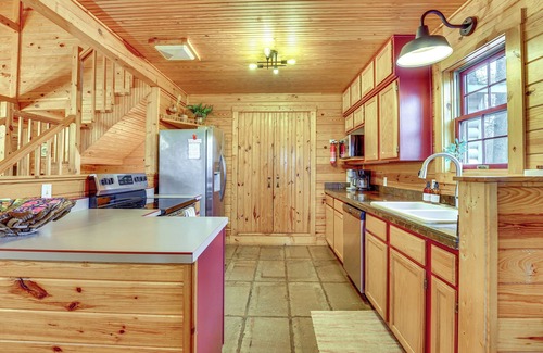 Eureka Springs Cabina | 5 Mi to Beaver Lake: Family Cabin w/ Game Room