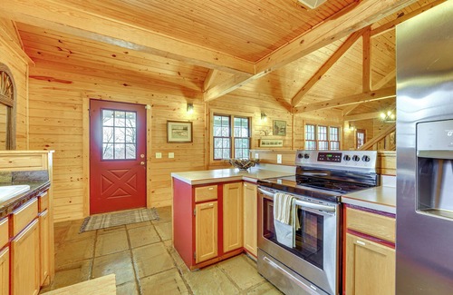 Eureka Springs Cabina | 5 Mi to Beaver Lake: Family Cabin w/ Game Room