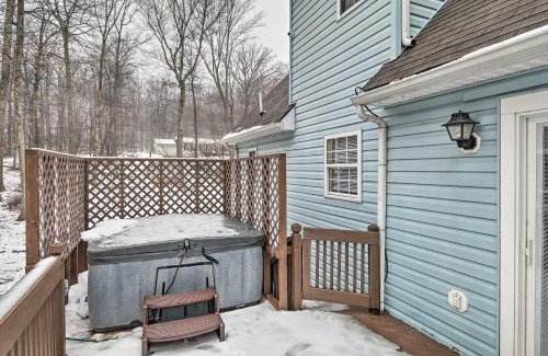 Henryville Casa | 5 Mi to Camelback Henryville Home with Hot Tub!