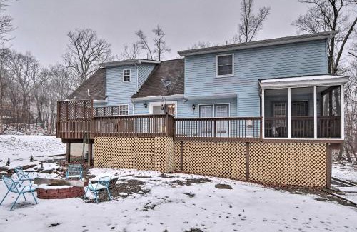 Henryville Casa | 5 Mi to Camelback Henryville Home with Hot Tub!