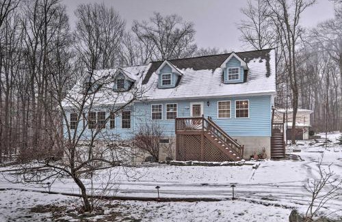Henryville Casa | 5 Mi to Camelback Henryville Home with Hot Tub!