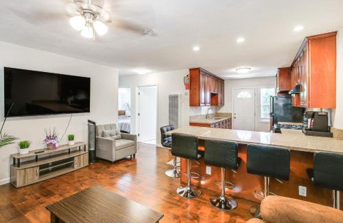 Harbor Casa | 5 Mi to Coast Centrally Located Long Beach Home!