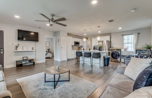 Cedar Crest Casa | 5 mi to Downtown! Backyard! Near DFW Airport! Long Stay Discounts! King Bed!