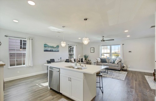 Cedar Crest Casa | 5 mi to Downtown! Backyard! Near DFW Airport! Long Stay Discounts! King Bed!