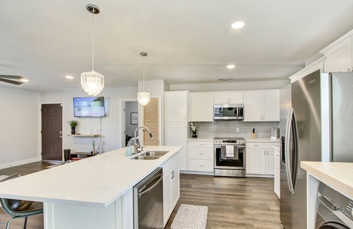 Cedar Crest Casa | 5 mi to Downtown! Backyard! Near DFW Airport! Long Stay Discounts! King Bed!