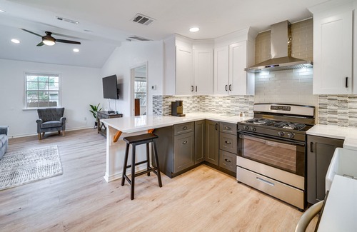 Northwest Los Angeles Heights Cabaña | Modern San Antonio Getaway ~ 5 Mi to Downtown!