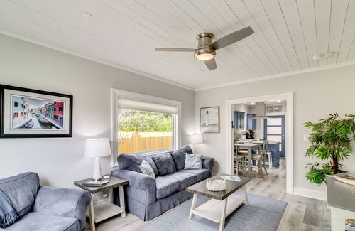 Warrington Casa | 5 Mi to Dtwn: Bright Home w/ Yard in Pensacola!