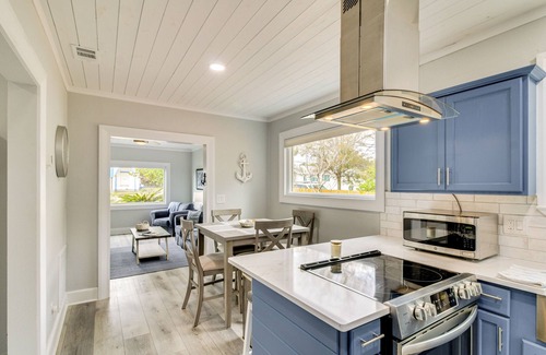 Warrington Casa | 5 Mi to Dtwn: Bright Home w/ Yard in Pensacola!